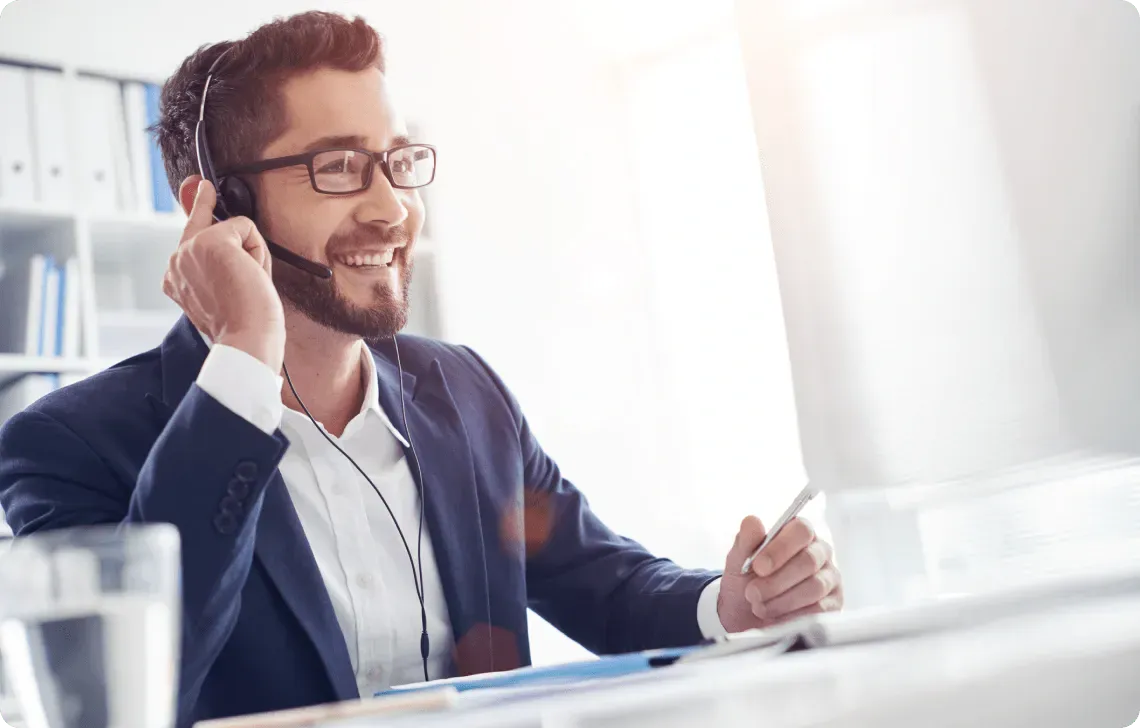 A trader using Smartphone to contact Tradersally